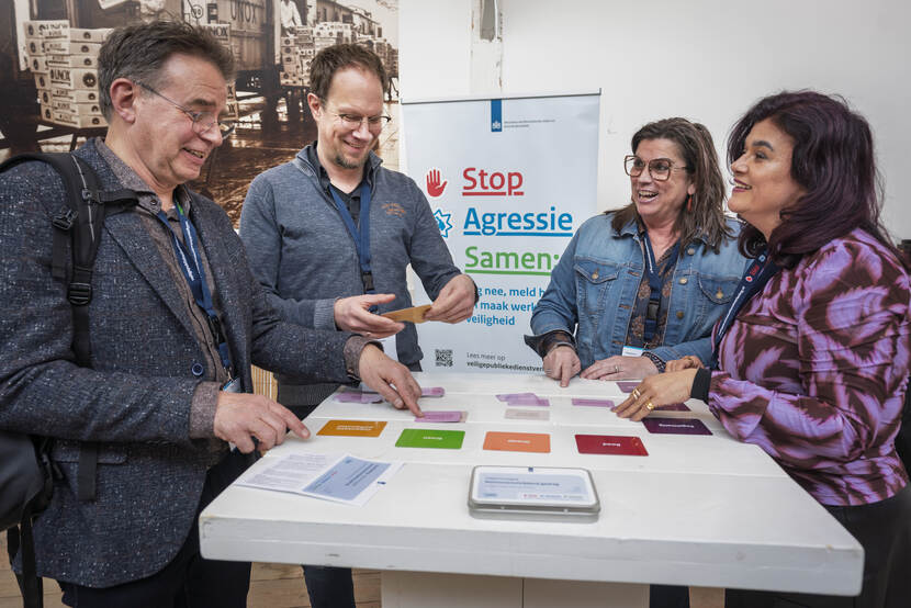 Adviseurs veilige publieke dienstverlening spelen samen het dilemmaspel normoverschrijdend gedrag